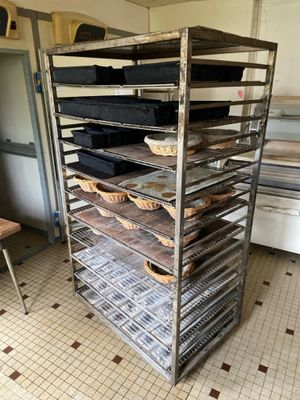 5 chariots parisiens inox avec grilles Vente à l'Hôtel des v…