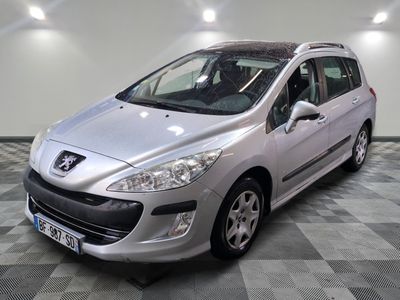 la petite voiture argentée est garée dans la pièce au sol en damier