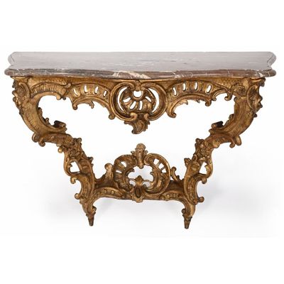 une console richement sculptée avec un plateau en marbre