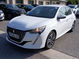une voiture blanche garée dans un parking