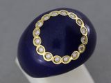 un gros plan d'une bague sertie de diamants