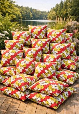 Lot de 24 coussins, 45 cm par 45 cm.