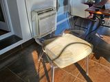 une chaise qui se trouve au milieu d'une pièce