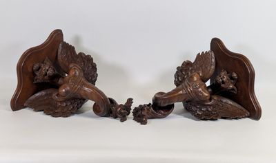 paire de couteaux anciens en bois sculpté, ornés de motifs
