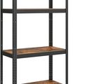 L'étagère est en métal et en bois et comporte quatre tablettes.
