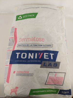un sac de croquettes pour chien posé sur un plan de travail