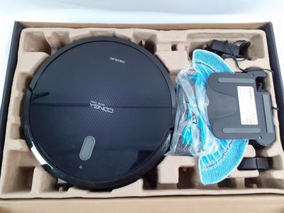 un carton contenant un aspirateur et d'autres objets