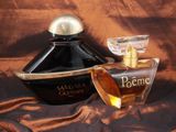 une image représentant un flacon de parfum à côté d'un flacon de parfum en verre