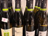 de nombreuses bouteilles de vin alignées sur le comptoir