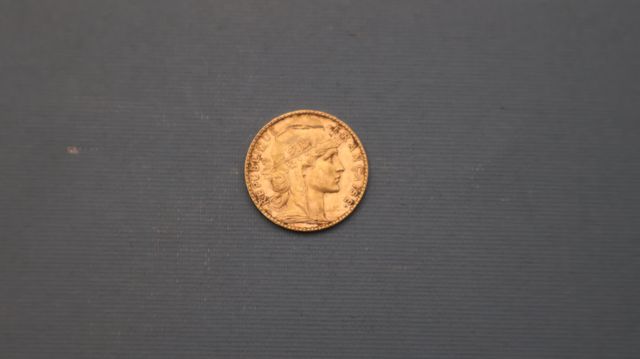 Une pièce de monnaie en or à valeur faciale de 20 francs Français...