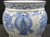 un vase bleu et blanc orné d'un motif de poisson