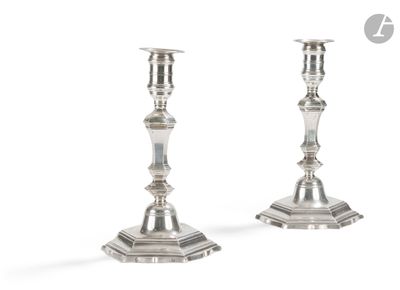 paire de chandeliers en argent sur fond blanc