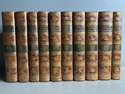 six vieux livres alignés en rang sur une table