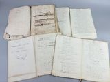 Plusieurs pages de vieux papiers sont empilées les unes sur les autres