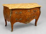 une image d'une commode avec un plateau en marbre