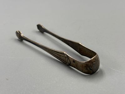 une paire de pinces posée sur une table
