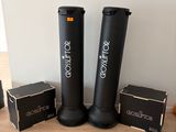 trois cartons et une paire de bottes noires par terre