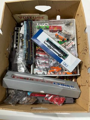 une boîte en carton remplie d'objets hétéroclites sur une table