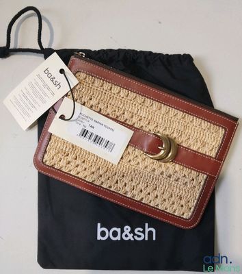 un sac et un sac à main avec une étiquette dessus