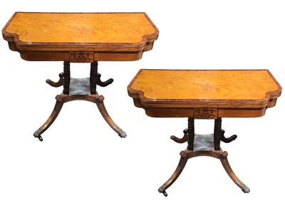 PAIRE DE TABLES A JEU En bois de placage, le plateau portefe…