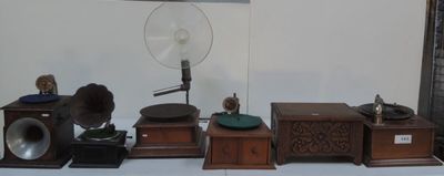 de nombreux types d'équipements musicaux exposés sur une table