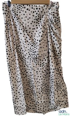 une jupe pour femme à pois noirs et blancs