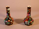deux vases peints avec des fleurs