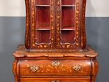une vieille commode en bois surmontée d'un miroir