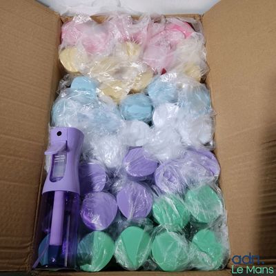 une boîte en carton remplie de savons de toutes les couleurs