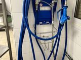 un tuyau bleu raccordé à une machine bleue dans une salle de bains