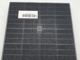 un gros plan d'une grille métallique posée sur une surface blanche