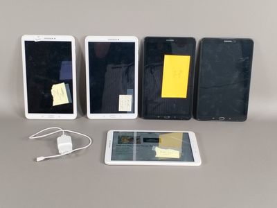 Plusieurs téléphones portables sont alignés les uns à côté des autres sur une table