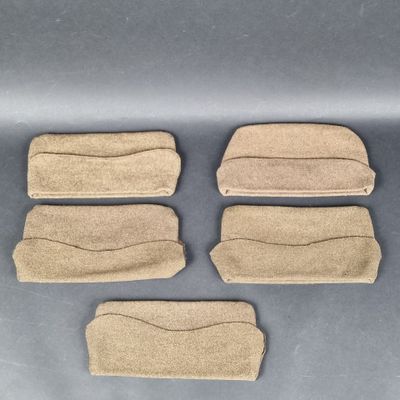 quatre morceaux de daim beige sont présentés sur un fond gris
