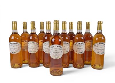 six bouteilles de vin posées les unes à côté des autres sur une surface blanche
