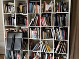 une bibliothèque remplie de livres, placée dans un coin de la pièce