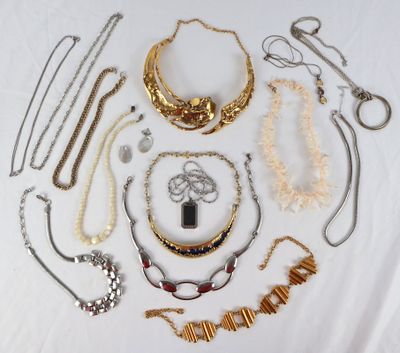 plusieurs types de colliers et de bracelets différents disposés sur une table