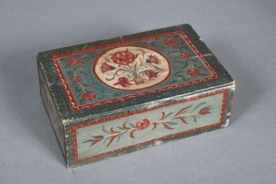 Boîte couverte en bois polychromé à décor de fleurs dans un …