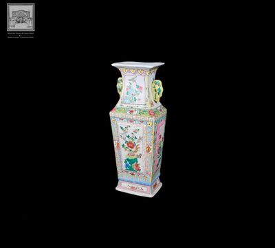ASIE, Vase en porcelaine à décor polychrome de fleurs, feuil…