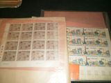 deux feuilles de papier sur lesquelles sont apposés des timbres, posées sur une table