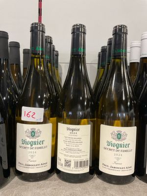plusieurs bouteilles de vin sont alignées sur un comptoir
