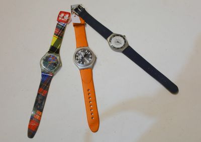 trois montres différentes posées les unes à côté des autres sur une table blanche