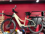 un vélo garé dans un garage avec d'autres vélos