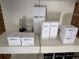 une étagère sur laquelle sont disposés de nombreux produits de beauté