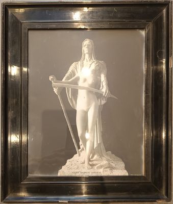 une photo représentant une statue d'une femme tenant une épée