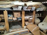 une pièce remplie de nombreuses boîtes et de matériel