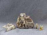 un groupe de figurines assises sur une table