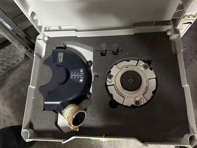 une boîte contenant un aspirateur et d'autres objets