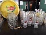 Des bouteilles et des verres sont alignés sur une table devant un plateau
