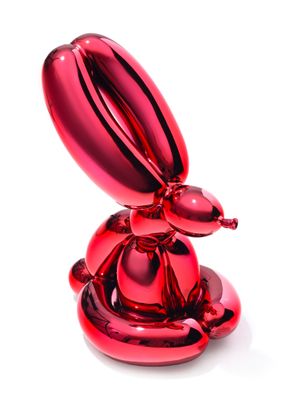 un ballon rouge en forme de lapin posé sur une assiette