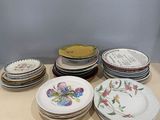 un grand nombre d'assiettes posées sur une table